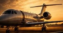 Jet privé au coucher du soleil